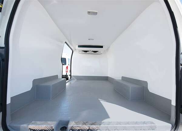 CFRT複合闆(pan)蒙皮冷藏車具(jù)有良好冷藏密(mi)封效果